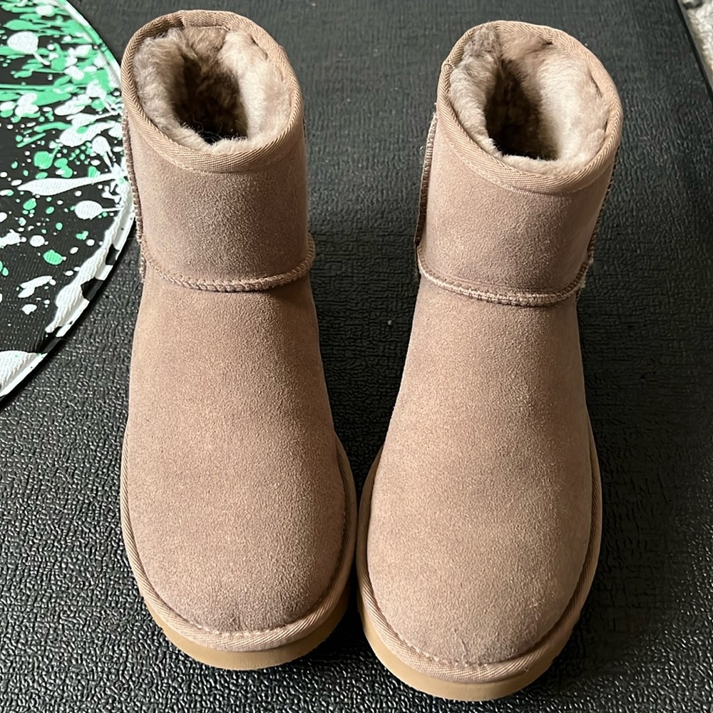 NEW Women’s Ugg Ultra Mini II in Caribou. Size 9.